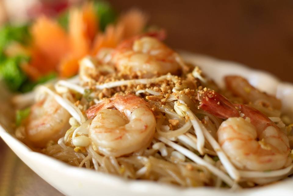Pad thai with prawns and bean sprouts